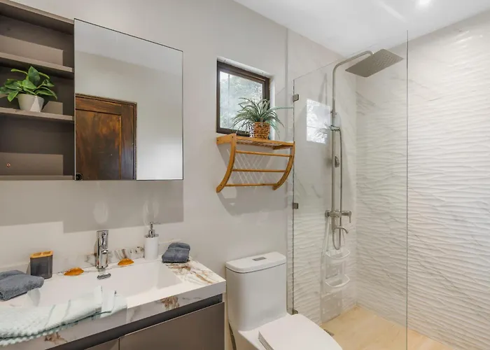 Elegant Surfside Retreat With Private Pool Spacious Outdoor Patio & Walkable Access Apartment *