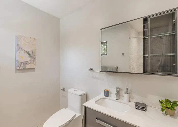 Elegant Surfside Retreat With Private Pool Spacious Outdoor Patio & Walkable Access Apartment *